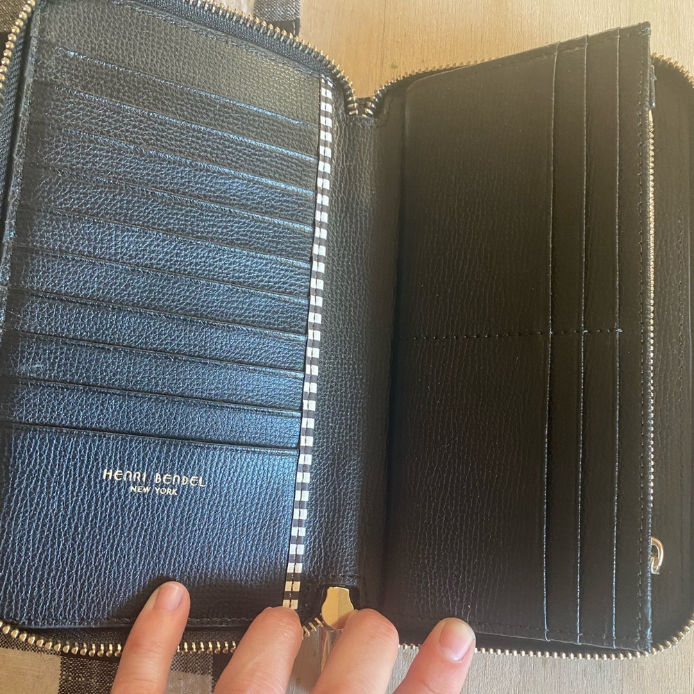 Henri Bendel Wallet- black